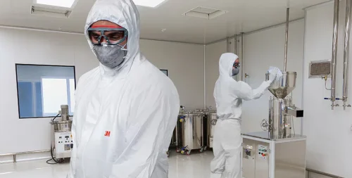 professionals_working_in_cleanroom_environment_wearing_NOVAPURE_disposable_coverall